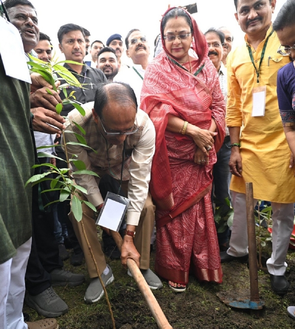 भोपाल के स्मार्ट सिटी पार्क में किया पौधरोपण