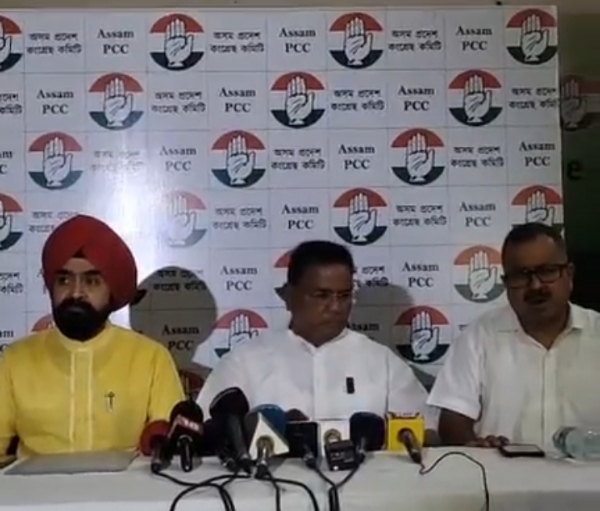 राजीव भवन में प्रेस कॉन्फ्रेंस में एआईसीसी मीडिया संयोजक चरण सिंह सापरा और पूर्व सांसद रिपुन बोरा।