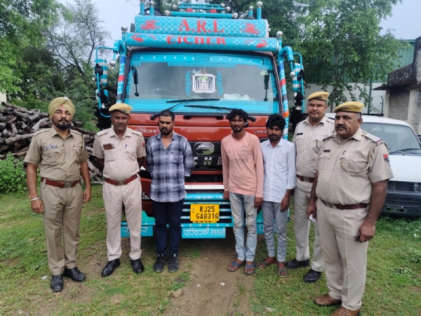 चित्तौड़गढ़ की सदर थाना पुलिस ने खैर की लकड़ी से भरा ट्रक पकड़ा।