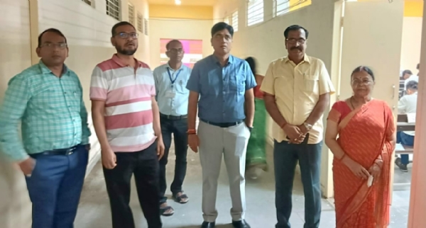 निरीक्षण करते जिलाधिकारी