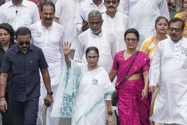 बंगालियों पर हो रहे हैं अत्याचार के विरोध में ममता बनर्जी उतरेंगी सड़क पर