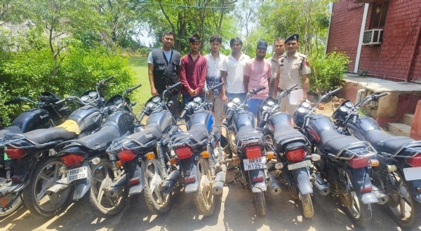 गुरुग्राम पुलिस की गिरफ्त में चोरी के आरोपी व उनसे बरामद बाइक।