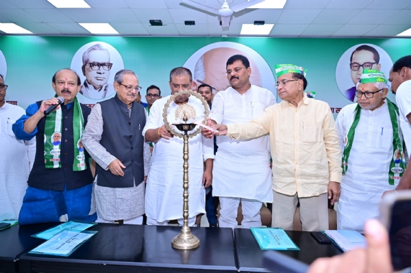 जनता दल (यू0)  कार्यालय में विधि प्रकोष्ठ द्वारा अधिवक्ता संवाद सह मनोनयन पत्र वितरण  कार्यक्रम का उद्घाटन  करते राष्ट्रीय कार्यकारी अध्यक्ष संजय कुमार झा  और  उमेश सिंह कुशवाहा