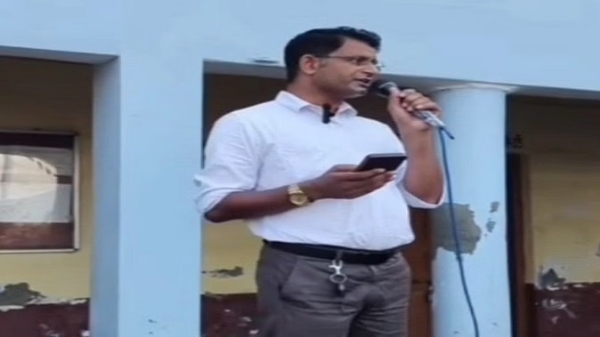बच्चों को कविता सुनाते शिक्षक