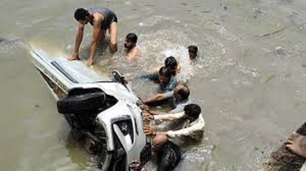 इंदौर-बैतूल हाईवे पर कालीसिंध नदी में गिरी कार