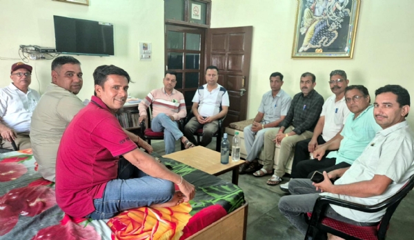 फतेहाबाद। बैठक में सरकार के आदेशों को लेकर चर्चा करते राजकीय प्राथमिक शिक्षक संघ के पदाधिकारी।