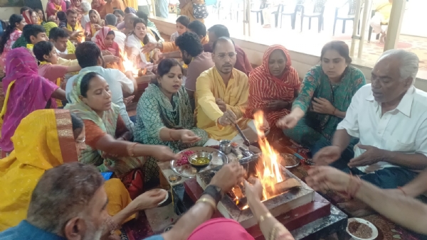 गोविंद देवजी मंदिर में पंच कुंडीय शिव गायत्री महायज्ञ में आहुतियां अर्पित करने उमड़े श्रद्धालु