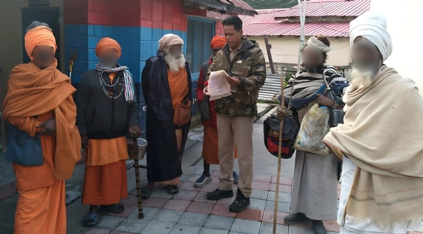बदरीनाथ धाम में बाबाओं के दस्तावेजों की जांच करते हुए पुलिस।