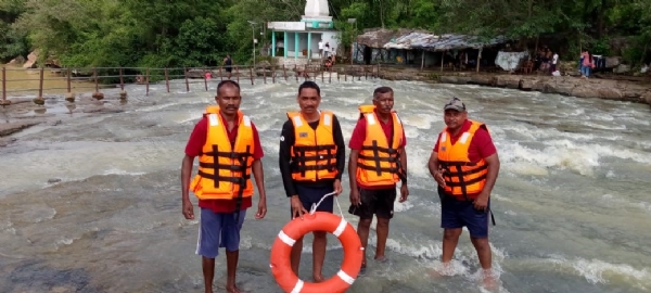 पर्यटन स्थल नरहरा में तैनात गोताखोर।