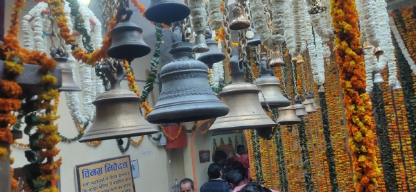 84 घंटा मंदिर में वर्ष 1911 में तत्कालीन नेपाल नरेश ने चढ़ाया गया अष्ट धातु का घंटा।