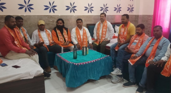 शिवसेना शिंदे गुट की एक बैठक में उपस्थित पदाधिकारी।