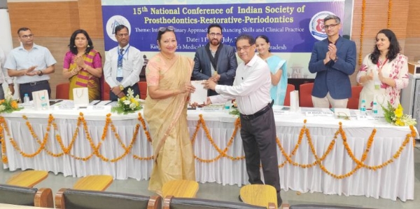 चिकित्सकों को सम्मानित करते डा. पूरन चंद