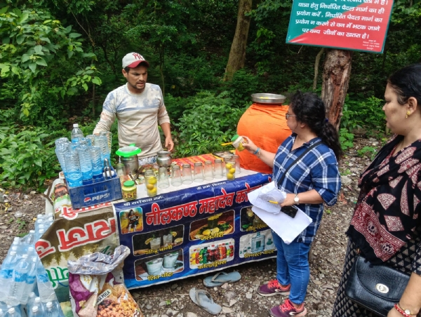 लक्ष्मण झूला में खाद्य सुरक्षा की टीम दुकानों को निरीक्षण करते हुए