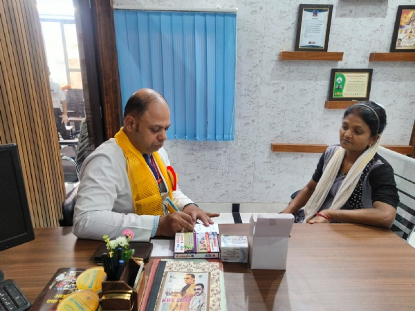 कुष्ठ रोग जागरूकता शिविर में मरीज को देखते कुष्ठ परामर्शदाता डॉ भास्कर अग्रवाल।