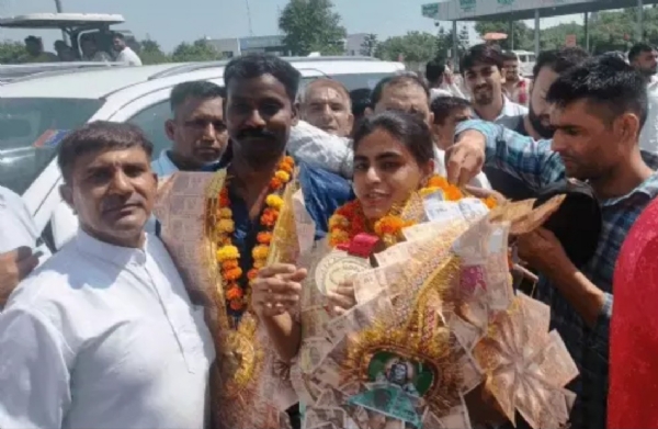टोल प्लाजा पर नीतू जागलान और दलजीत सिंह जागलान का  स्वागत करते गांववासी।