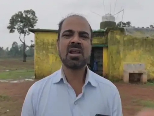 स्कूल के हेडमास्टर घनश्याम शरण सिंह