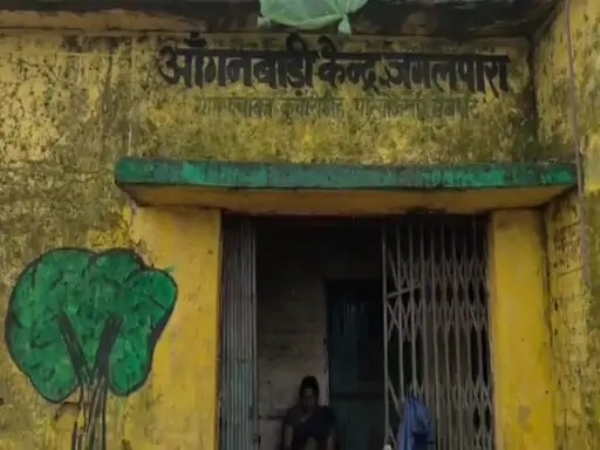 जर्जर हुआ आंगनबाड़ी भवन तो शिफ्ट किया स्कूल