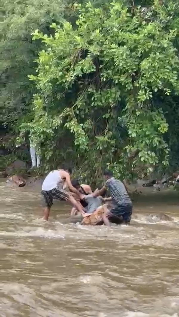 चित्तौड़गढ़ जिले में निलिया महादेव झरने पर डूबे युवक को निकालते ग्रामीण