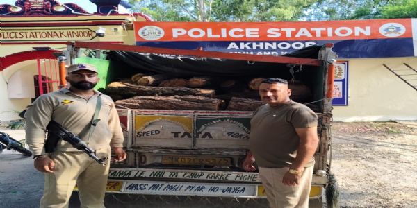 नाका जाँच के दौरान अखनूर पुलिस ने खैर की लकड़ी के अवैध परिवहन को नाकाम किया