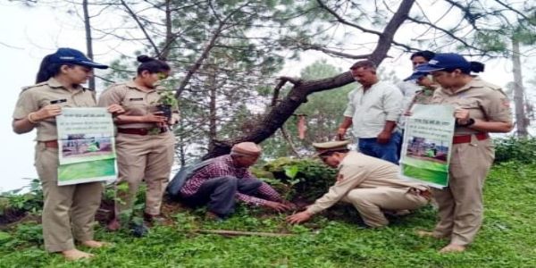 देवीधूरा में ‘मां के नाम’ पौधरोपण: 50 से अधिक पौधे रोपे