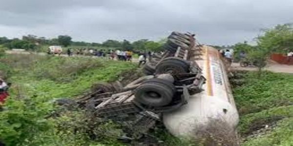 सागर: अमोनियम सल्फेट से भरा टैंकर पलटा, ड्राइवर की मौत