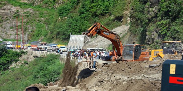 तीस घंटे खुला मंडी-मनाली राष्ट्रीय मार्ग, रात भर फंसे रहे हजारों वाहन व लोग, सड़क पर काटी रात
