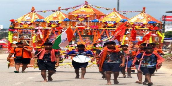 बम भोले के जयकारे लगाते हुए मुरादाबाद पहुंचे शिवभक्त कांवड़िए