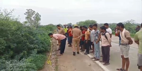 स्टेट हाईवे किनारे मिला युवक का शव, जांच में जुटी पुलिस