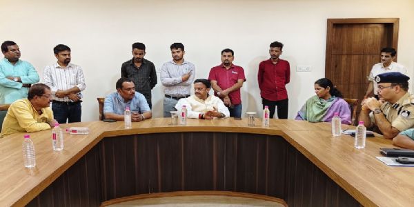 बाढ़ प्रभावितों को संवेदनशीलता के साथ क्षतिपूर्ति की व्यवस्था कराएं: उप मुख्यमंत्री शुक्ल