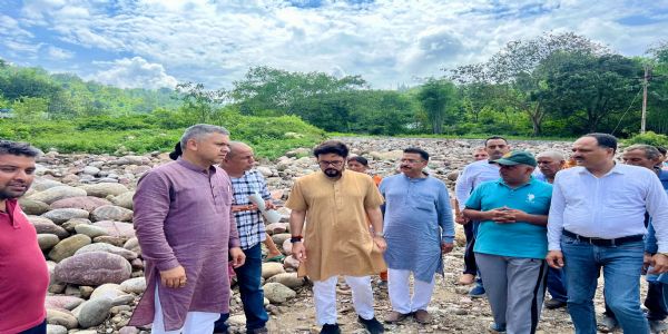 आपदा की घड़ी में मोदी सरकार हिमाचल के साथ, पुनर्वास के लिए उठाए जा रहे ज़रूरी कदम: अनुराग सिंह ठाकुर