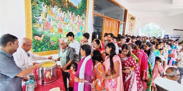 राधाकृष्ण मंदिर में श्रद्धालुओं में बंटा केसरिया खीर का महाप्रसाद