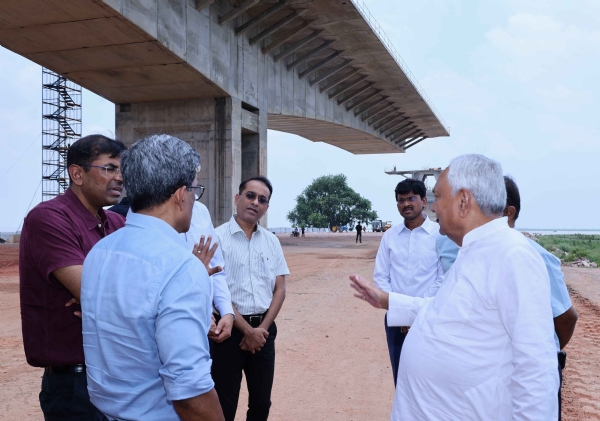 बख्तियारपुर - ताजपुर निर्माणधीन  फ्लाईओवर ब्रिज का निरीक्षण करते मुक्यमंत्री नितीश कुमार