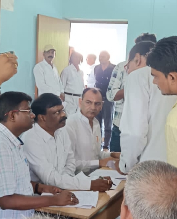 अपर मुख्य सचिव से मिलते शिक्षक