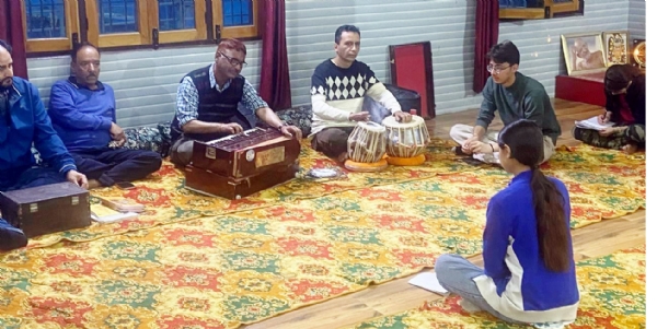 श्रीराम लीला में संगीत के साथ तालीम में शामिल कलाकार।