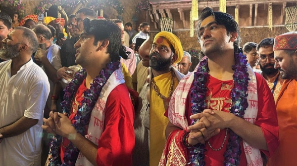 ठाकुरजी के दर्शन करते हुए पंडित धीरेनद्र् शास्त्री