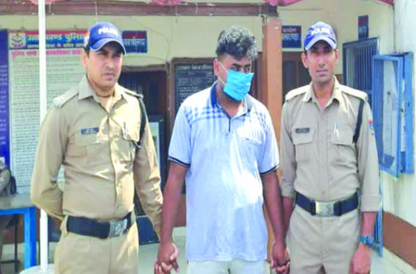 पुलिस गिरफ्त में आरोपित