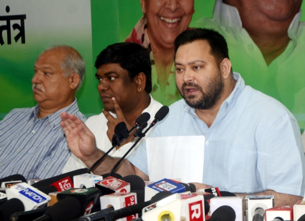 तेजस्वी यादव महागठबंधन के  प्रेस कांफ्रेंस को सम्बोधित करते