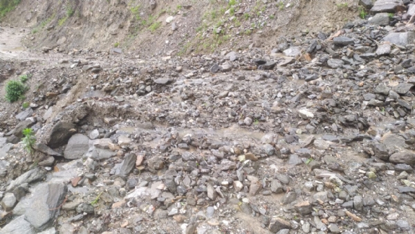 बारिश के चलते अवरूद्ध कौंज पोथनी मोटर मार्ग।