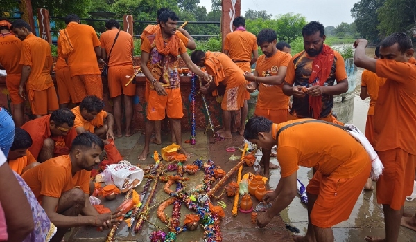 कुबेरेश्वरधाम पर कावड़ यात्रा