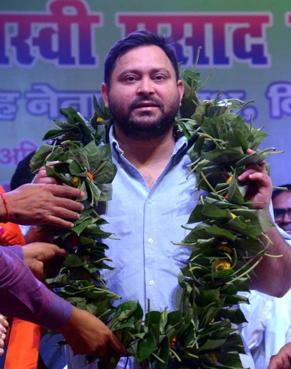 तेजस्वी यादव को चौरसिया राजनीतिक सम्मेलन में सम्मानित करते