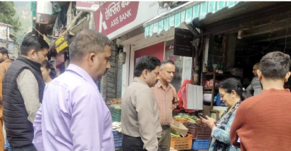 मल्लीताल बाजार में सफाई का निरीक्षण करतीं पालिकाध्यक्ष डॉ. खेतवाल एवं पालिका के अधिकारी।