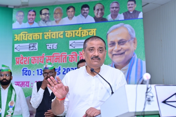 जनता दल (यू0)  कार्यालय में विधि प्रकोष्ठ द्वारा अधिवक्ता संवाद सह मनोनयन पत्र वितरण  कार्यक्रम का उद्घाटन  करते राष्ट्रीय कार्यकारी अध्यक्ष संजय कुमार झा  और  उमेश सिंह कुशवाहा