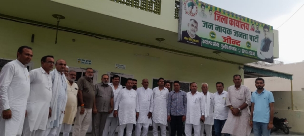 बैठक में मौजूद जजपा पदाधिकारी व कार्यकर्ता।
