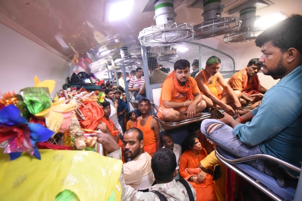 सोमवारी के मौके से देवघर जाने वाले कांवरिया से ट्रेन में भीड़