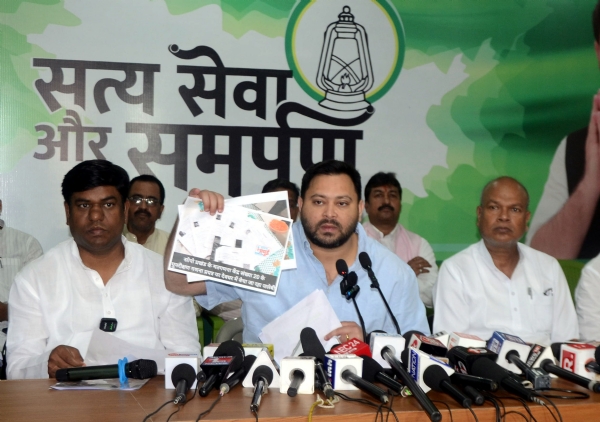 तेजस्वी यादव महागठबंधन के  प्रेस कांफ्रेंस को सम्बोधित करते
