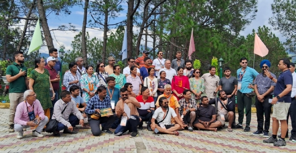 कैलाश मानसरोवर यात्रियों का तीसरा दल।
