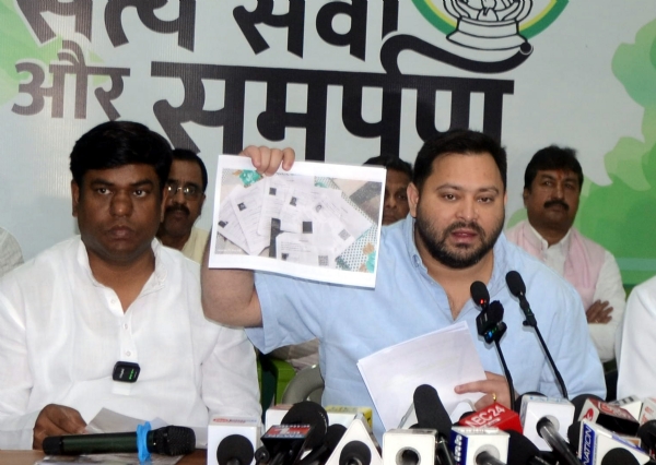 तेजस्वी यादव महागठबंधन के  प्रेस कांफ्रेंस को सम्बोधित करते