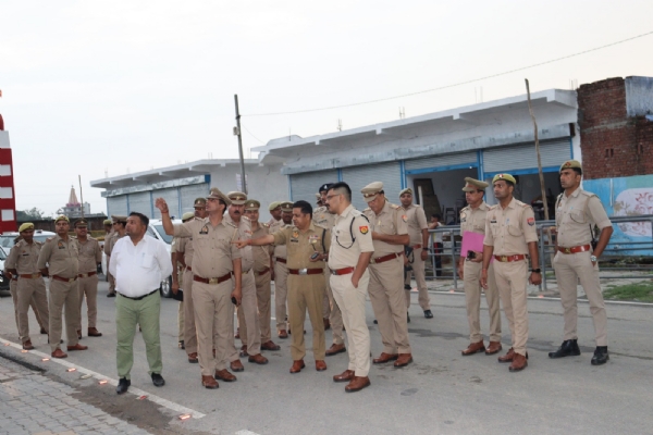 मंदिर परिसर में पुलिसकर्मियों को निर्देश देते बागपत एसपी