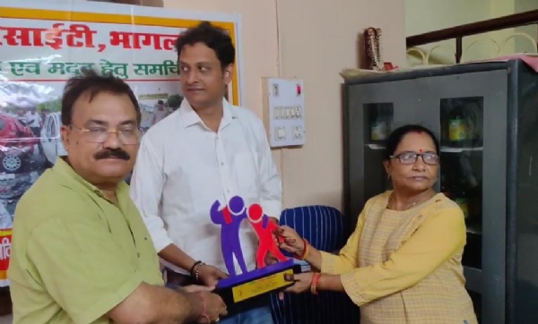 निकेत को सम्मानित करते डॉ अजय सिंह