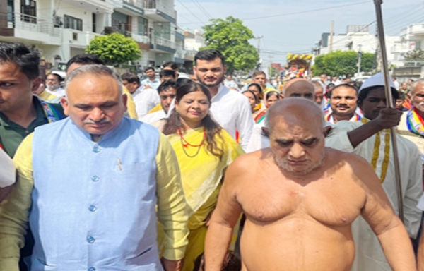 महायोगी उपाध्याय गुप्ति सागर महाराज शेभा यात्रा में विहार करते हुए